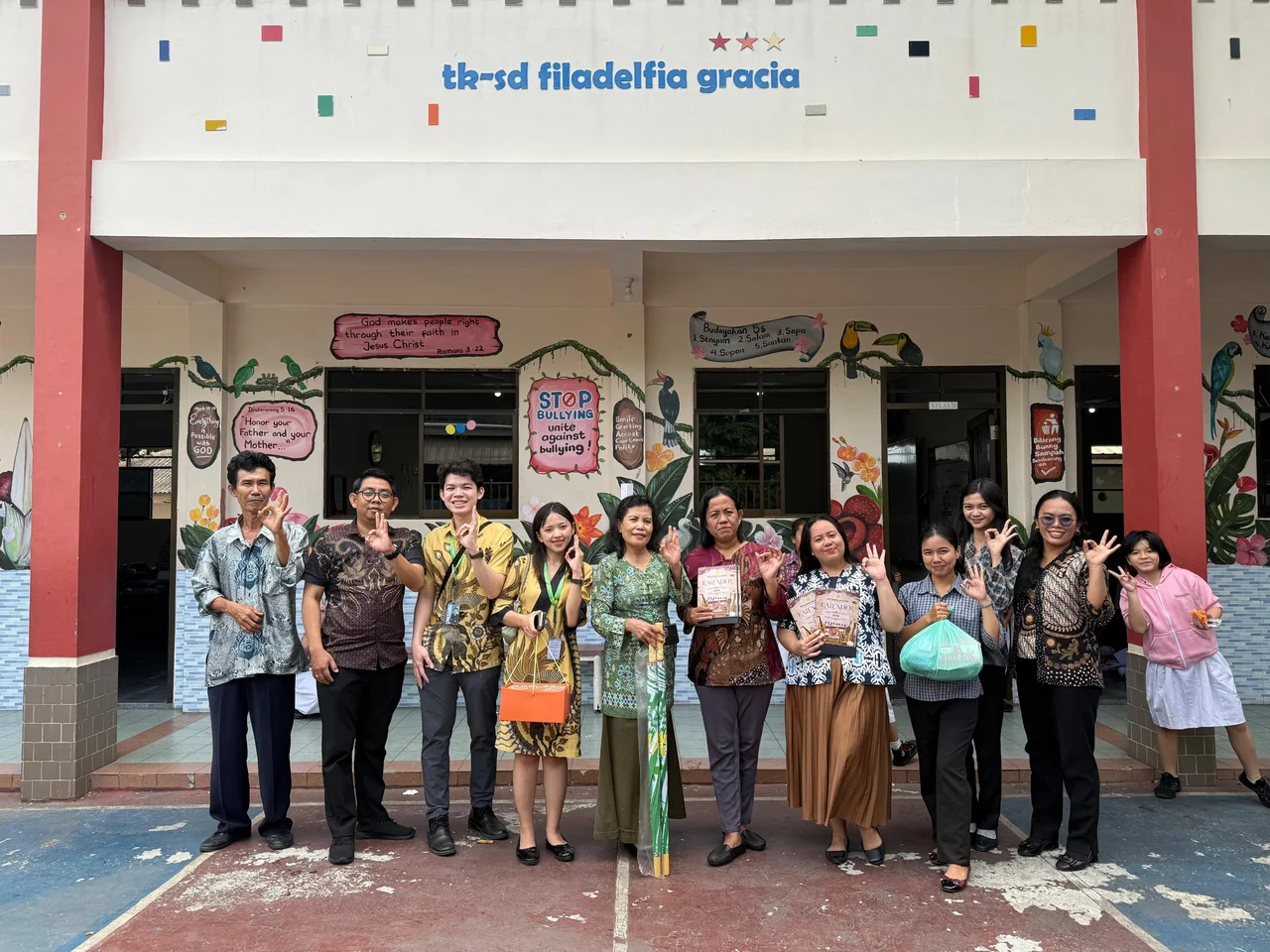 Foto : Kunjungan BPR Dana Nagoya ke salah satu sekolah di Batam.